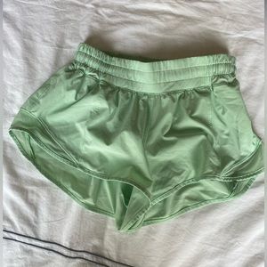 Lululemon Hotty Hot Low-Rise Lined Short 2.5 size 6